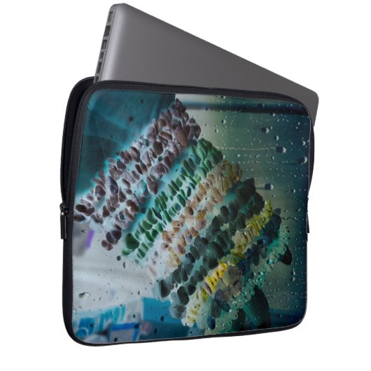 Armbänder im Regen Laptopschutzhülle (Vorne Rechts)