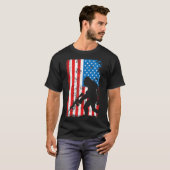Armed Bigfoot Sasquatch AR-15 Patriotic American F T-Shirt (Vorne ganz)