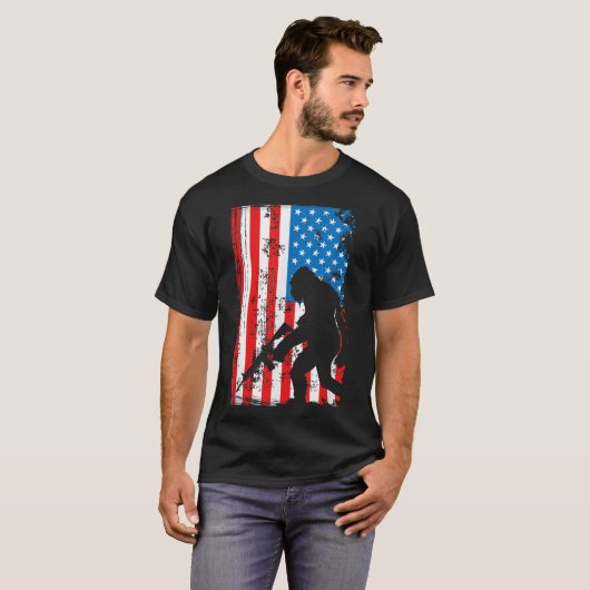 Armed Bigfoot Sasquatch AR-15 Patriotic American F T-Shirt (Vorne ganz)