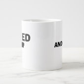 ARMED- UND POLITE-Jumbo-Tasse Jumbo-Tasse (Vorderseite)