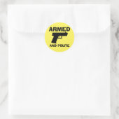 ARMED- UND POLITE-Round-Stickers Runder Aufkleber (Tasche)