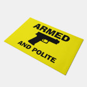 ARMED- UND POLITE-Türmatte Fußmatte (Schrägansicht)