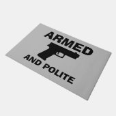 ARMED- UND POLITE-Türmatte Fußmatte (Schrägansicht)