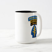 Armee-Kraft-grüne Barett-Förster-Tierärzte Zweifarbige Tasse (VorderseiteRechts)