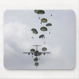 Armee-Soldaten springen von Wechselstrom - 17 Mousepad