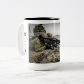 Armeeangehörige führen den Weg - Zwei-Tone-Tasse Zweifarbige Tasse (Vorderseite Links)