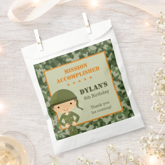 Armeegatsche - Soldat der militärischen Camouflage Geschenktütchen (Ausgeschnitten)