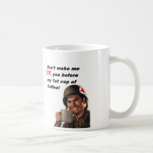 Armeemann Kaffeemediziner, retten Sie Kaffeetasse