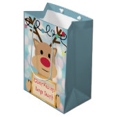 Armenian Happy New Year Cute Reindeer Gift Bag Mittlere Geschenktüte (Vorderseite Schrägansicht)