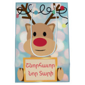 Armenian Happy New Year Cute Reindeer Gift Bag Mittlere Geschenktüte (Rückseite)