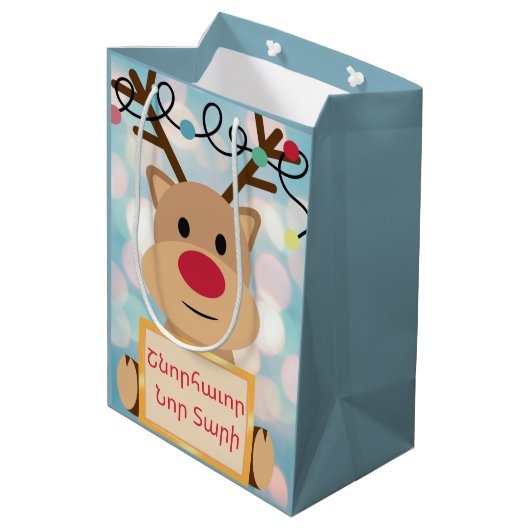 Armenian Happy New Year Cute Reindeer Gift Bag Mittlere Geschenktüte (Rückseite Schrägansicht)