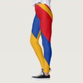 Armenische Leggings unter Flagge (Links)