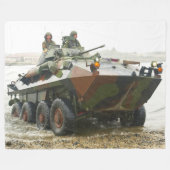ARMORIERTER PERSONENBEFÖRDERER - LAV-25 FLEECEDECKE (Vorderseite (Horizontal))
