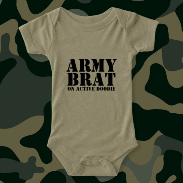 Army Brat auf Active Doodie Baby Spaß (Army Brat on Active Doodie Baby Humor Infant T-shirt by Ricaso Funny humor new baby gift ideas)