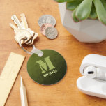 Army Green Oliven geometric mesh muster Monogram Schlüsselanhänger<br><div class="desc">Monogram Personalisieren Sie Geschenk für ihn mit Ihrem eigenen Initial und Namen. Army grüne Oliven Gefälle geometrische Mesh Muster. Army grüne Gefälle geometrische Maschenmuster dreiecke ombre. Army green dunkelolivhue für Soldatengeschirr, Camouflage. Es imitiert natürliche militärische Landschaften, Widerstandskraft, Ausdauer, Widerstandskraft. Erdige Untertöne verbinden sich mit der Natur, Erdung. Symbolisiert militärisches Vermächtnis,...</div>