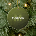 Army grünes geometrisches Maschenmuster Monogram C Keramik Ornament<br><div class="desc">Army grün dunkelombre geometrisches Mesh Muster Monogram Keramik Weihnachtsbaum Ornament. Monogram Personalize mit Ihrem benutzerdefinierten Initial und Namen. Dreieck geometrische Masche mit dunkelarmig grünen Ober-Farbverlauf moderne Design.</div>
