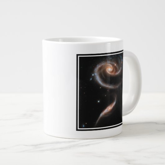 Arp 273 Interaktive Galaxien in Andromeda. Jumbo-Tasse (Vorderseite Rechts)