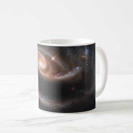 Arp 273 Interaktive Galaxien in Andromeda. Kaffeetasse (VorderseiteRechts)