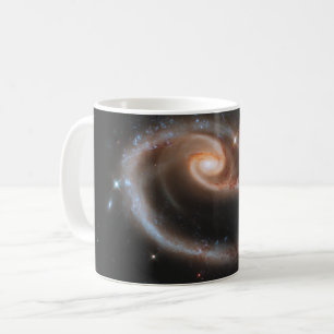 Arp 273 Interaktive Galaxien in Andromeda. Kaffeetasse