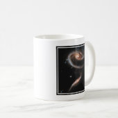 Arp 273 Interaktive Galaxien in Andromeda. Kaffeetasse (VorderseiteRechts)