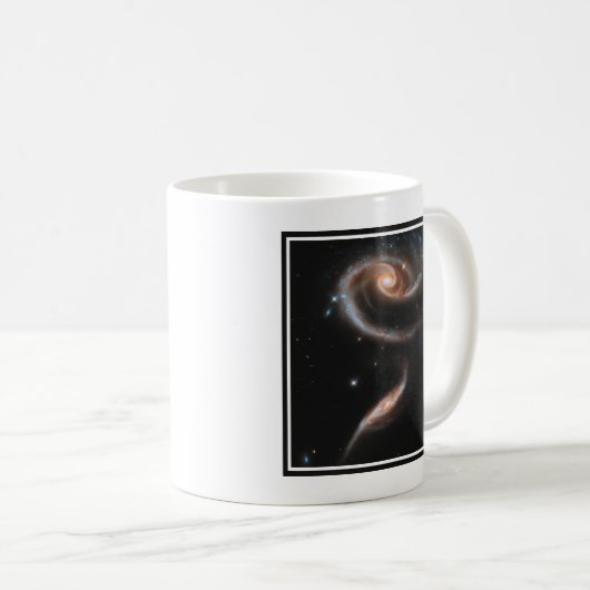Arp 273 Interaktive Galaxien in Andromeda. Kaffeetasse (VorderseiteRechts)