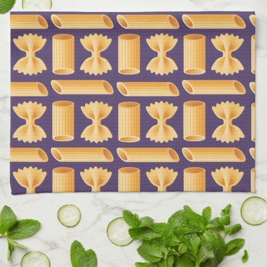 Array of various pasta shapes on a purple geschirrtuch (Gefaltet)