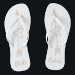 Arrow Heart Brides Wedding Flip Flops Badesandalen<br><div class="desc">Die Flip-Flops der White Braut mit der Grafik eines Champagner-Glitzer,  der die Kontur des Herzens aussieht,  mit einem Pfeil,  der durch ihn geht. Individuelle Textanschrift ist vollständig anpassbar,  um Ihre Bedürfnisse zu Anzug.</div>
