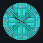 Art Deco 1920s Geometric Aquamarin Green Blue Patt Große Wanduhr<br><div class="desc">Dieses wunderschöne, originelle Uhrendesign wurde in einem geometrischen Deko-Stil errichtet, der an die modernen 20er Jahre erinnert. Die rechteckigen Formen zeigen nach innen zu den Uhrenhänden. Die Farbtöne sind in verschiedenen Grün- und Blautönen gehalten und reichen von aquamarin über Türkis bis hin zu Meeresgrün. Die Uhrennummern sind mit einer hellen...</div>