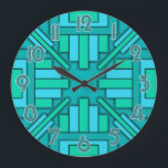 Art Deco 1920s Geometric Aquamarin Green Blue Patt Große Wanduhr<br><div class="desc">Dieses wunderschöne, originelle Uhrendesign wurde in einem geometrischen Deko-Stil errichtet, der an die modernen 20er Jahre erinnert. Die rechteckigen Formen zeigen nach innen zu den Uhrenhänden. Die Farbtöne sind in verschiedenen Grün- und Blautönen gehalten und reichen von aquamarin über Türkis bis hin zu Meeresgrün. Die Uhrennummern sind mit einer hellen...</div>