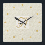 Art Deco 3 Initial Monogram Gold Cream Pattern Squ Quadratische Wanduhr<br><div class="desc">Die Dekoration ist in hellen Cremetönen gehalten,  die Dekos sind im Stil eines kunstvollen Dekos im Stil der Goldkunst gehalten. 3 Buchstaben Monogramm erlaubt es,  die Paare Vorname Initialen (kleinere Buchstaben) und deren verheirateten Familiennamen (größere Anfangsbuchstaben) hinzuzufügen.</div>