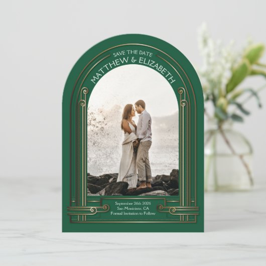 Art Deco Emerald Green Bronze Arch Save the Date Einladung (Stehend Vorderseite)