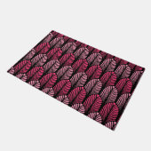 Art Deco Federmuster, Fuchsia Pink und Schwarz Fußmatte (Schrägansicht)