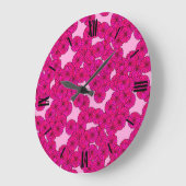 Art Deco flower pattern - magenta on pink Große Wanduhr (Winkel)
