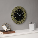 Art Deco Gold Black Greece Key Border Gold Markier Große Wanduhr<br><div class="desc">Art-Deko Gold Schwarze griechische Schlüsselgrenze,  Gold Marker Wall Uhr  

 Ein klassischer Deko mit goldenem Rahmen auf schwarzem Hintergrund.  Die numerischen Marker sind auch in Gold.</div>