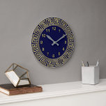 Art Deco Gold Blue Griechische Schlüsselgrenzenmar Große Wanduhr<br><div class="desc">Art-Deko Gold Blue Griechisch Key Border,  Gold Markers Wall Clock Eine klassische Deko Goldgrenze auf tiefblauem Hintergrund.  Die numerischen Marker sind auch in Gold.</div>