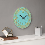 Art Deco Gold Türkis Grieche wichtige Grenz Gold M Große Wanduhr<br><div class="desc">Art-Deko Gold Türkisfarbene griechische Schlüsselgrenze,  Gold Markers Wall Uhr Eine klassische Deko Goldgrenze auf türkisfarbenem Hintergrund.  Die numerischen Marker sind auch in Gold.</div>