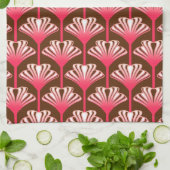 Art Deco Lily, Dunkelbraun und Korallenrosa Handtuch (Gefaltet)