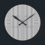 Art Deco Lines  Runde Wanduhr<br><div class="desc">Diese Uhr hat einen Art Deko-Design von vertikalen Linien mit Diamanten und Kreisen in Silber auf einem Feld von grau.</div>