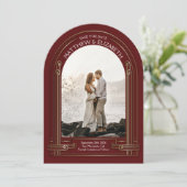 Art Deco Maroon Rote Bronze Arch Save the Date Einladung (Stehend Vorderseite)