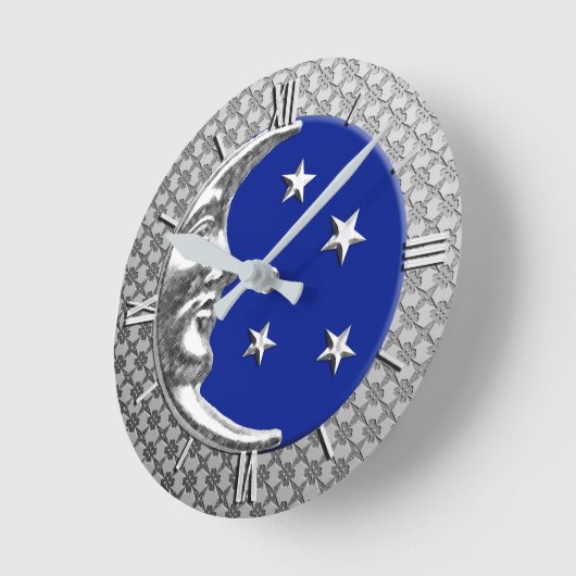 Art Deco Moon and Stars, Cobalt Blue and Silver Runde Wanduhr (Winkel)