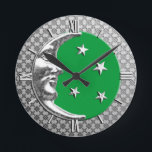 Art Deco Moon and Stars, Jade Green und Silver Runde Wanduhr<br><div class="desc">Die Uhr in einem klassischen Art-Déco-Mond und Sterne-Design in gebürstetem Silber mit einem Emaille-Look,  jade grüner Hintergrund</div>