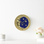 Art Deco Moon and Stars, Navy Blue und Gold Runde Wanduhr (Zuhause)