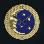 Art Deco Moon and Stars, Navy Blue und Gold Runde Wanduhr<br><div class="desc">Die Uhr in einem klassischen Art-Deco-Mond und Sterne-Design in gebürstetem Silber mit einem Emaille-Look Marineblau / Indigohintergrund</div>
