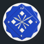 Art Deco Saphir blaues geometrisches Muster Große Wanduhr<br><div class="desc">Art Deco,  stilvoll,  weiß auf saphir blauen geometrischen Muster in gestapelten,  3-D-Look mit facettierten Kanten - digitale Kunst</div>