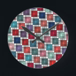 Art Deco Squares Runde Wanduhr<br><div class="desc">Diese Wanduhr hat ein kunstvolles Deko-Design von Quadraten, die aus überlappenden Winkeln in Retrotönen in Blau und Rosa hergestellt wurden.</div>