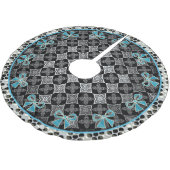 Art Deco Star Blume Schwarz - Weiß mit blauen Böge Fleece Weihnachtsbaumdecke (Schrägansicht)