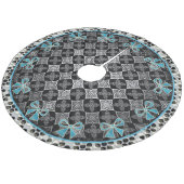 Art Deco Star Blume Schwarz - Weiß mit blauen Böge Fleece Weihnachtsbaumdecke (Schrägansicht)