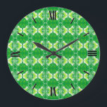 Art-Deco-Tapeten - Muster in Grün und Weiß Große Wanduhr<br><div class="desc">Ein Vintages,  Art-Déco-Tapete/Fliesenmuster - die Farbtöne sind hell grün und Limon mit Weiß auf einem soliden smaragdgrünen Hintergrund</div>