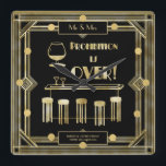 Art-Deco-Verbot ist über die 1920er Jahre Schwarze Quadratische Wanduhr<br><div class="desc">Vintages Typenbild in Schwarz und Gold mit einem geometrischen Muster aus den 1920er Jahren im Art-Deko-Stil,  einem Bar und Getränken und den Worten "Prohibition ist vorbei". Mit 2 Textfeldern können Sie eine Rubrik und Gedenktexte nach Wunsch hinzufügen,  um ein einzigartiges Hochzeit- oder Jubiläumsgeschenk zu erstellen.</div>
