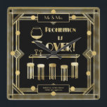 Art-Deco-Verbot ist über die 1920er Jahre Schwarze Quadratische Wanduhr<br><div class="desc">Vintages Typenbild in Schwarz und Gold mit einem geometrischen Muster aus den 1920er Jahren im Art-Deko-Stil,  einem Bar und Getränken und den Worten "Prohibition ist vorbei". Mit 2 Textfeldern können Sie eine Rubrik und Gedenktexte nach Wunsch hinzufügen,  um ein einzigartiges Hochzeit- oder Jubiläumsgeschenk zu erstellen.</div>